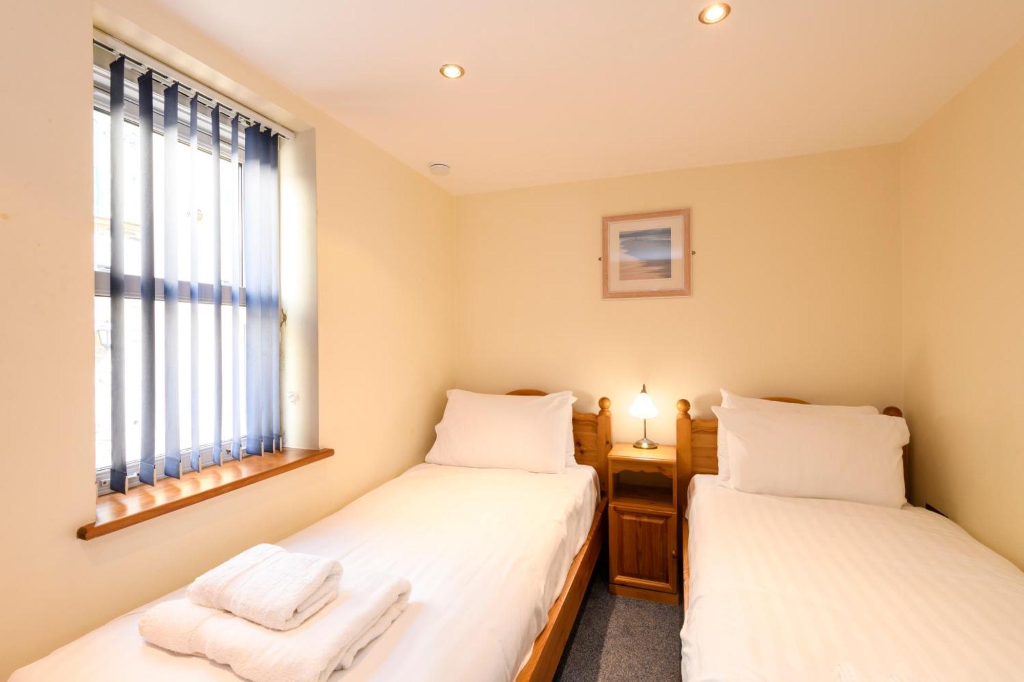 Beachcombers Apartments New Quay Buitenkant foto